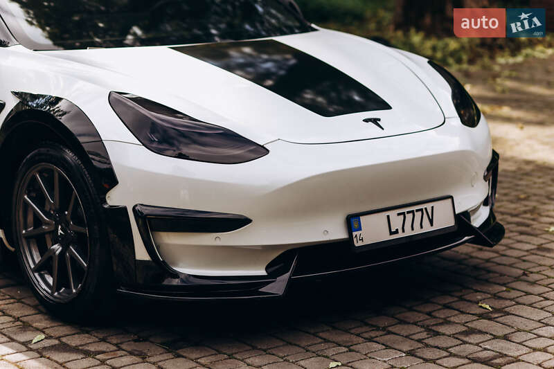 Седан Tesla Model 3 2019 в Львові