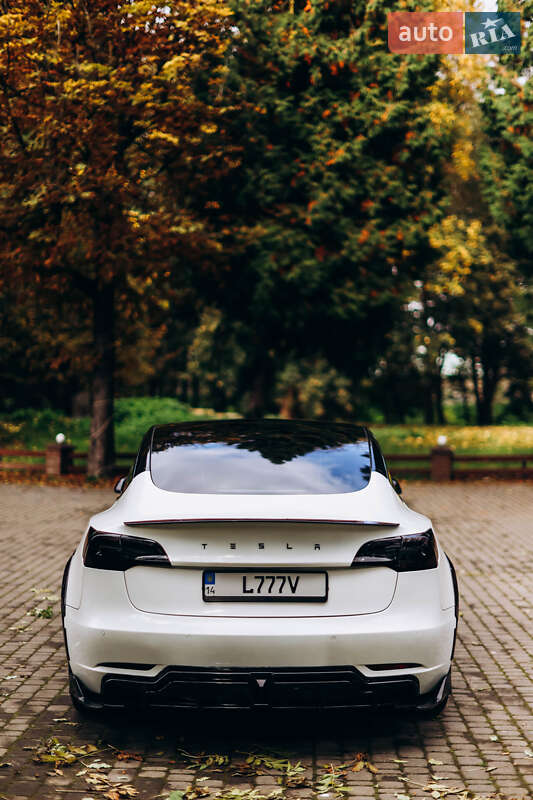 Седан Tesla Model 3 2019 в Львові
