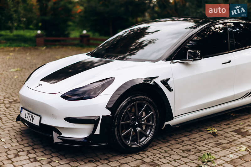 Седан Tesla Model 3 2019 в Львові