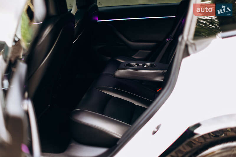 Седан Tesla Model 3 2019 в Львові