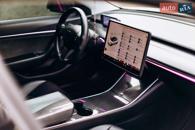Седан Tesla Model 3 2019 в Львові