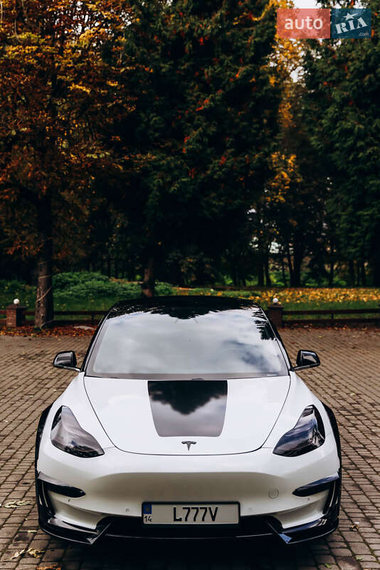 Седан Tesla Model 3 2019 в Львові