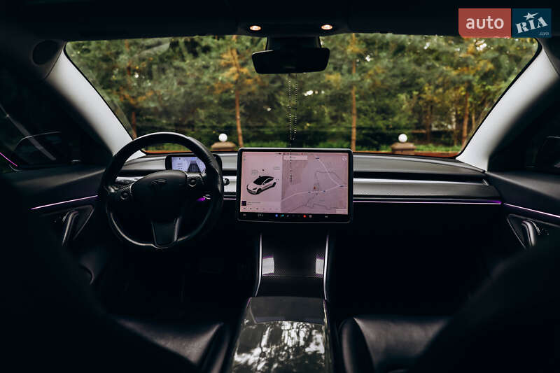 Седан Tesla Model 3 2019 в Львові