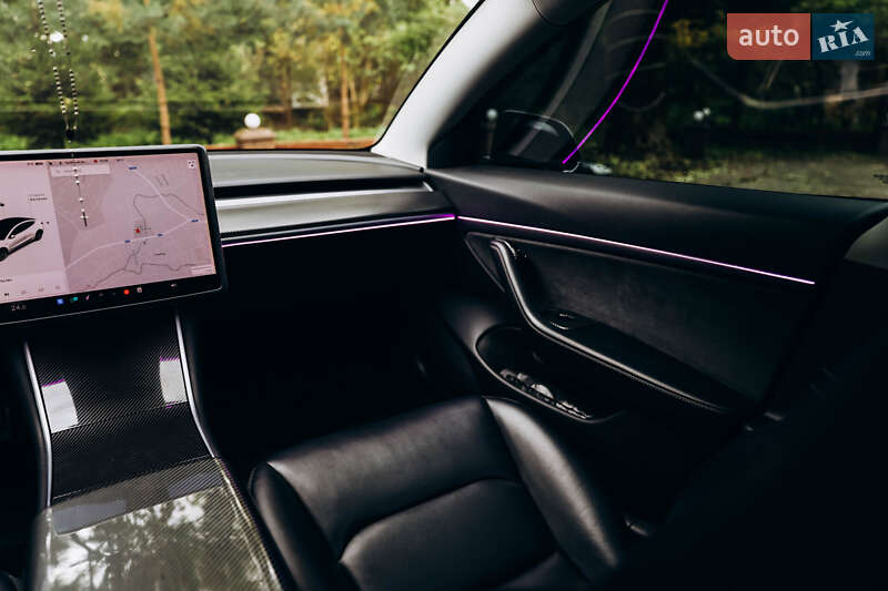 Седан Tesla Model 3 2019 в Львові