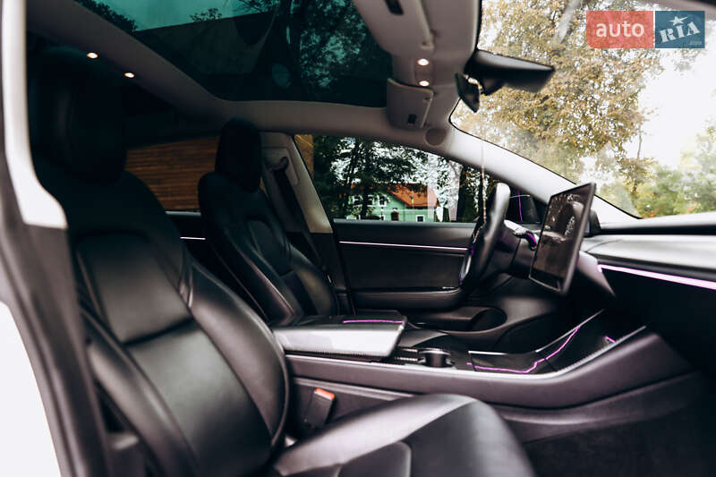 Седан Tesla Model 3 2019 в Львові
