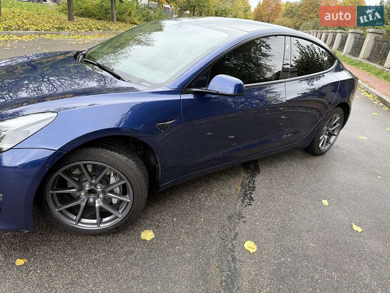Седан Tesla Model 3 2022 в Умани