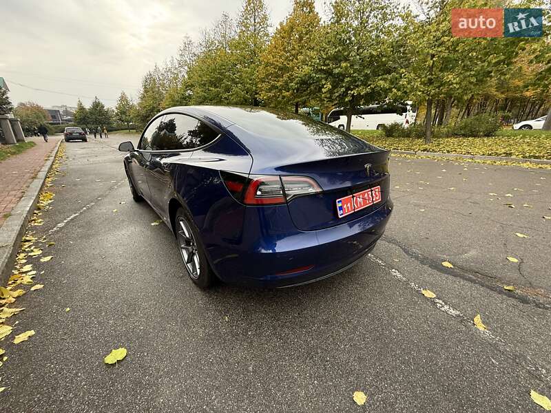 Седан Tesla Model 3 2022 в Умани