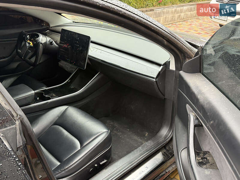 Седан Tesla Model 3 2020 в Ровно