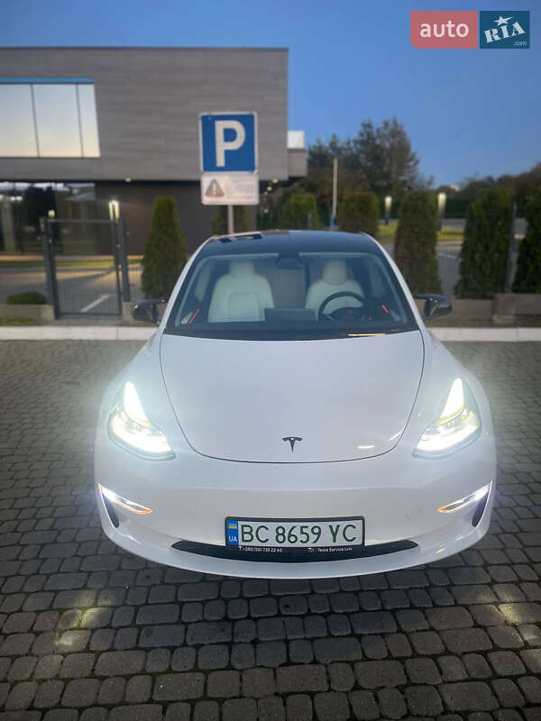 Седан Tesla Model 3 2023 в Львові