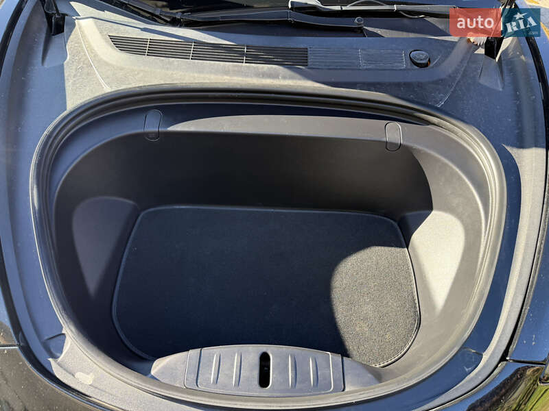 Седан Tesla Model 3 2019 в Нововолынске