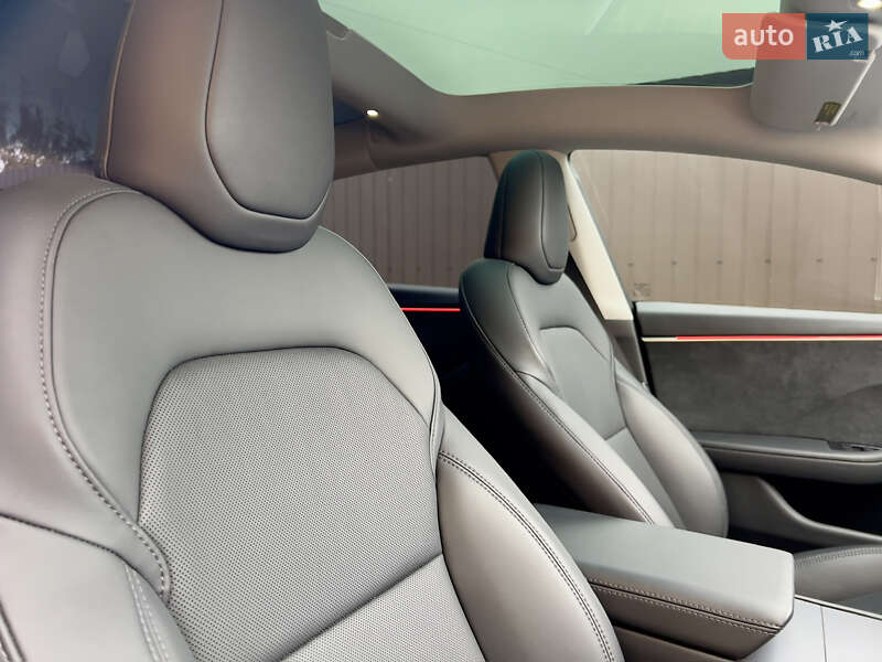 Седан Tesla Model 3 2024 в Олевську