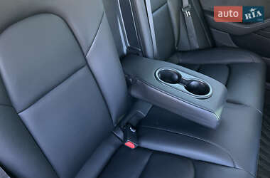 Седан Tesla Model 3 2020 в 