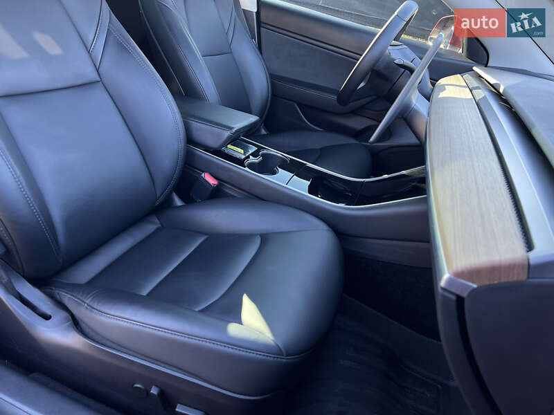 Седан Tesla Model 3 2020 в Луцьку