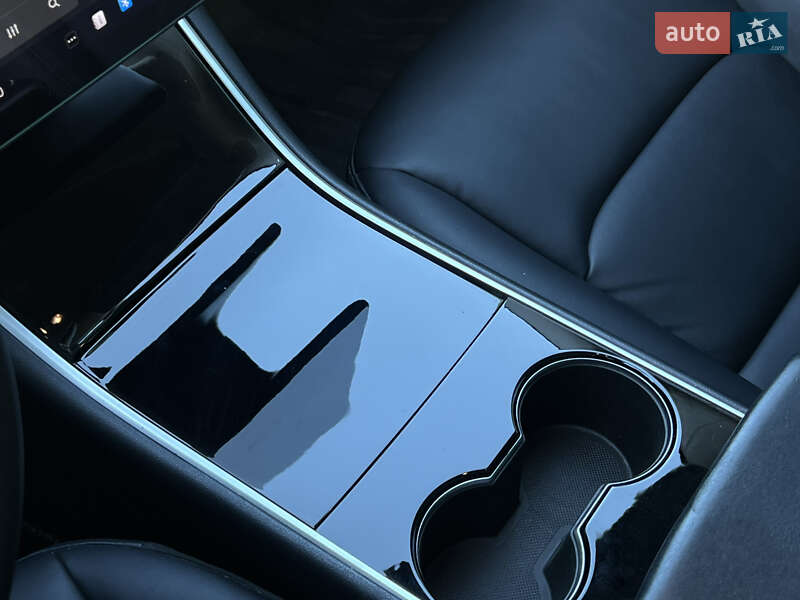 Седан Tesla Model 3 2020 в Луцьку