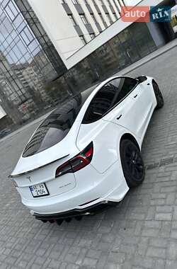 Седан Tesla Model 3 2022 в 