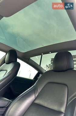Седан Tesla Model 3 2022 в 