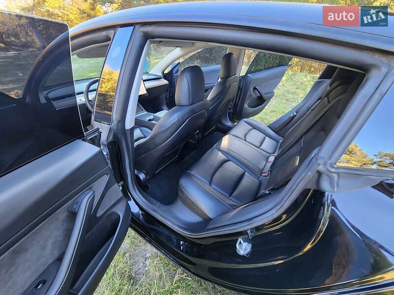 Седан Tesla Model 3 2021 в Кременці