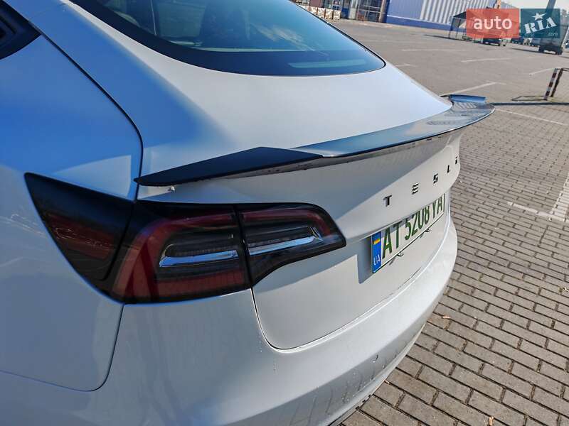 Седан Tesla Model 3 2021 в Коломиї