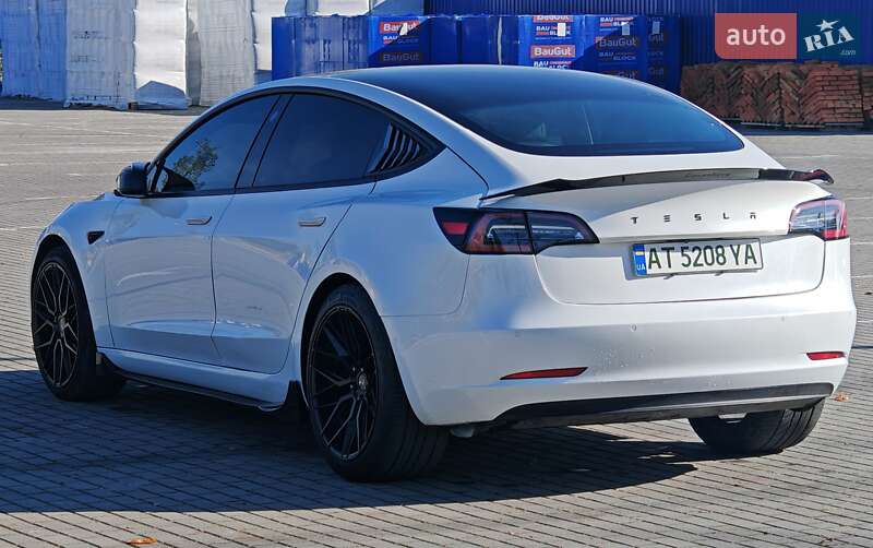 Седан Tesla Model 3 2021 в Коломиї