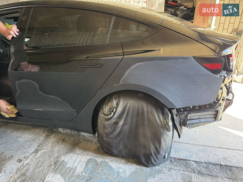 Седан Tesla Model 3 2023 в Черкассах