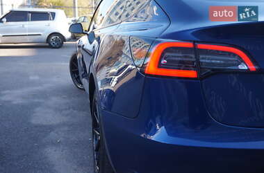 Седан Tesla Model 3 2022 в 