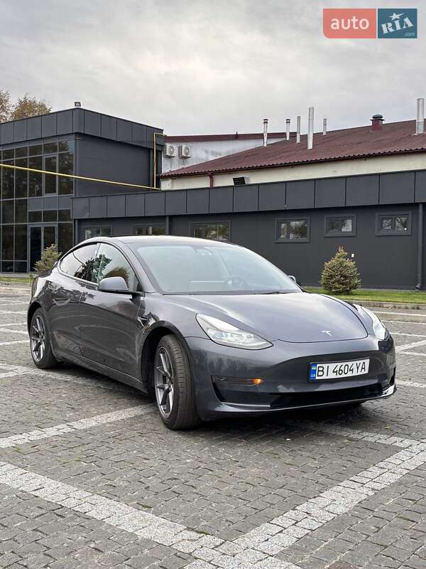 Седан Tesla Model 3 2023 в Пирятині