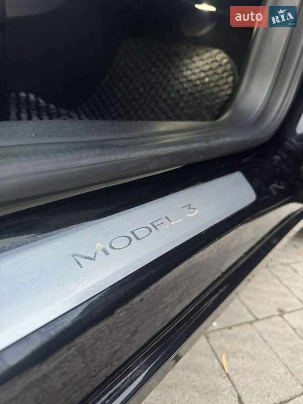 Седан Tesla Model 3 2018 в Володимирі