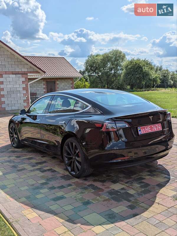 Седан Tesla Model 3 2020 в Березному