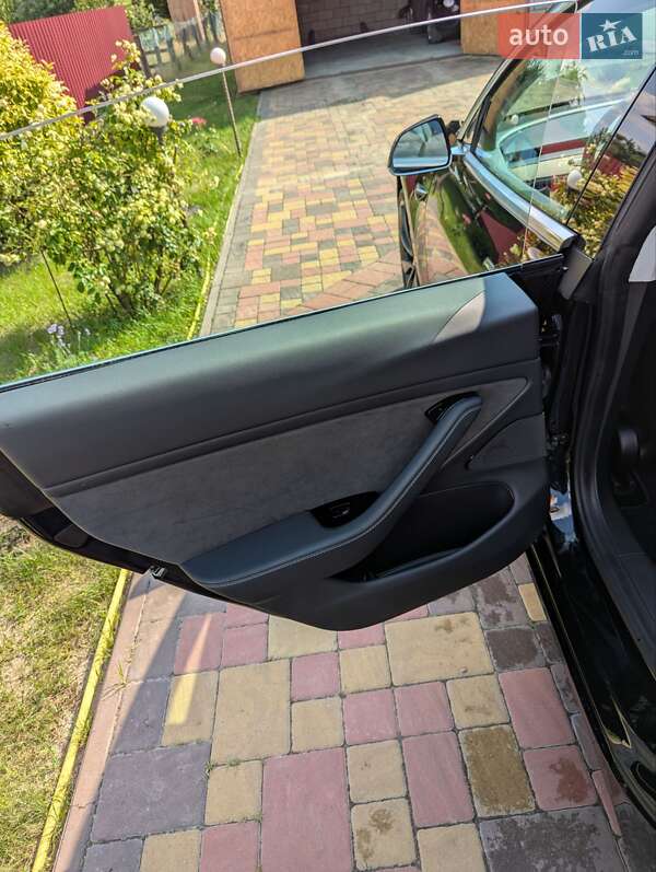 Седан Tesla Model 3 2020 в Березному