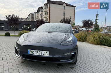 Седан Tesla Model 3 2022 в 