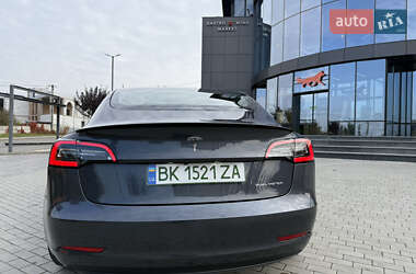 Седан Tesla Model 3 2022 в 