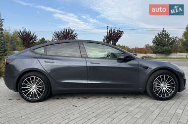 Седан Tesla Model 3 2022 в 