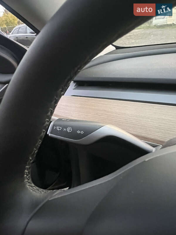 Седан Tesla Model 3 2023 в Луцке