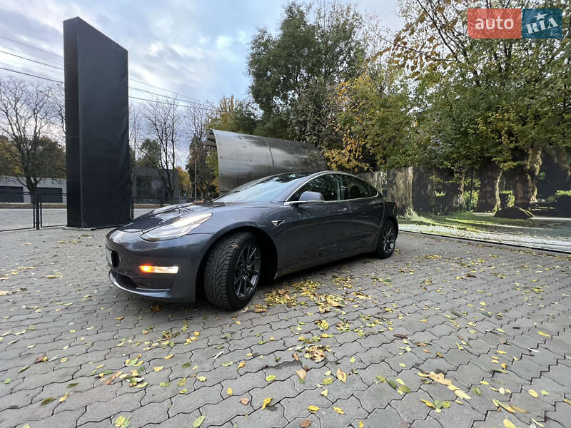 Седан Tesla Model 3 2018 в Ужгороді