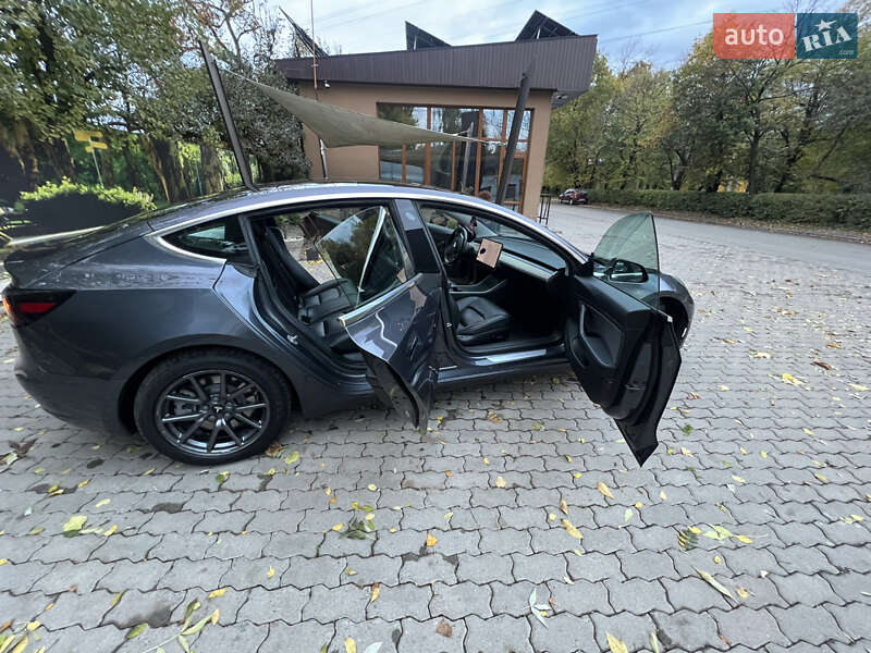 Седан Tesla Model 3 2018 в Ужгороді