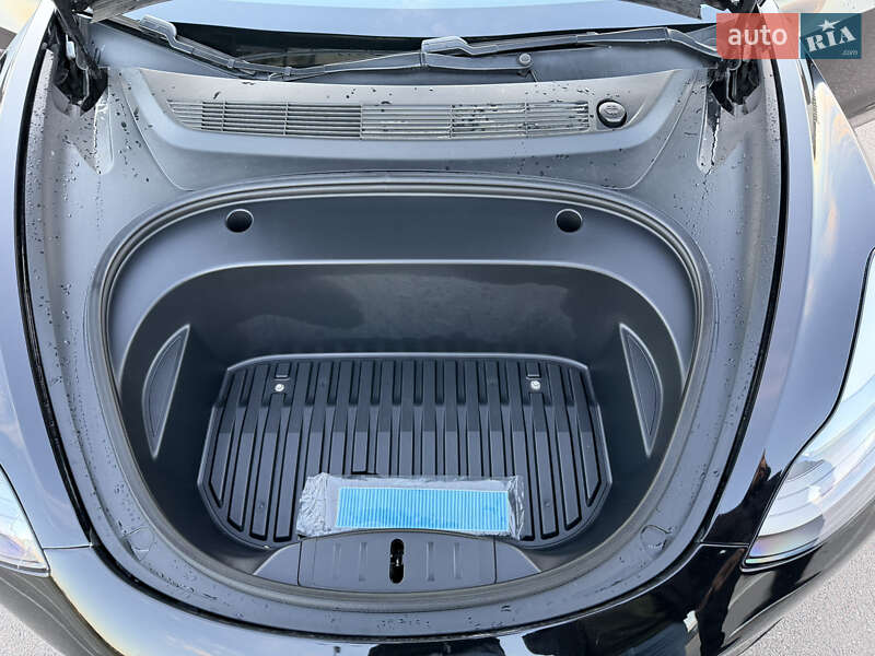 Седан Tesla Model 3 2021 в Киеве