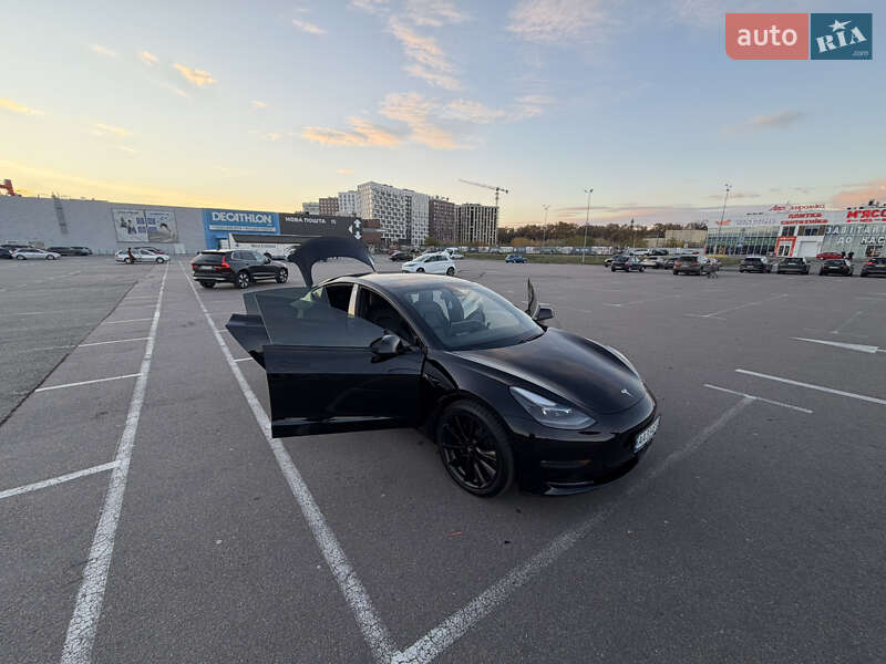 Седан Tesla Model 3 2021 в Киеве