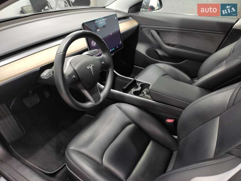 Седан Tesla Model 3 2018 в Львове
