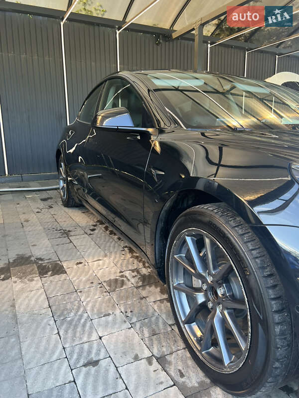 Седан Tesla Model 3 2022 в Ужгороді