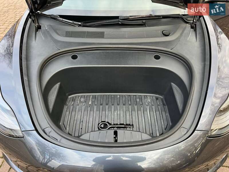 Седан Tesla Model 3 2023 в Виннице