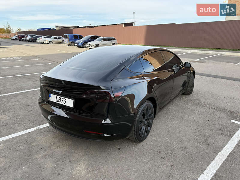 Седан Tesla Model 3 2019 в Умані