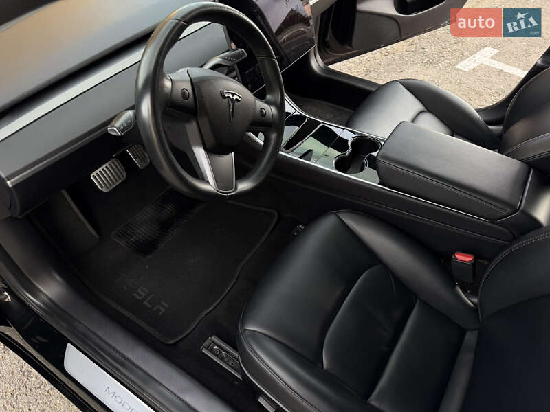 Седан Tesla Model 3 2019 в Умані