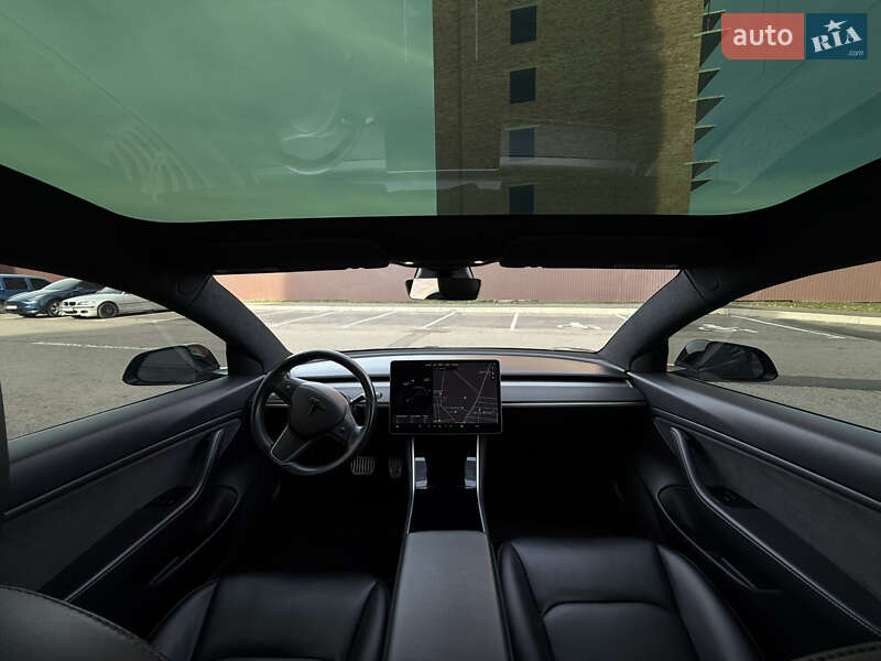 Седан Tesla Model 3 2019 в Умані
