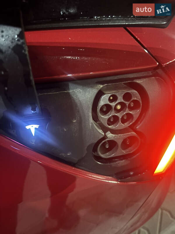 Седан Tesla Model 3 2019 в Чернівцях