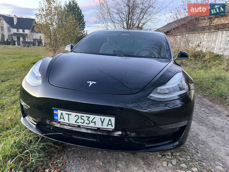 Седан Tesla Model 3 2018 в Долині