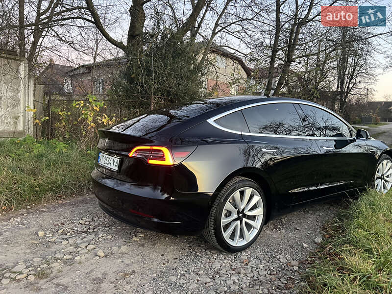 Седан Tesla Model 3 2018 в Долині