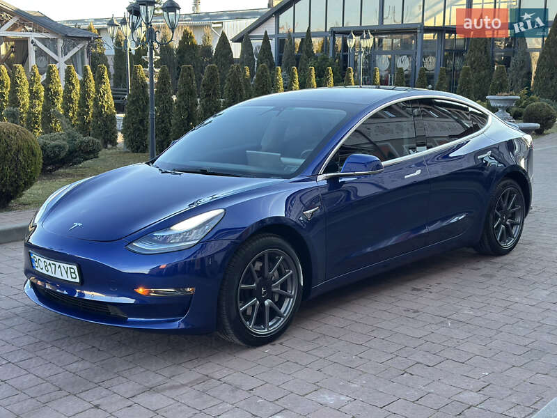 Седан Tesla Model 3 2020 в Стрию
