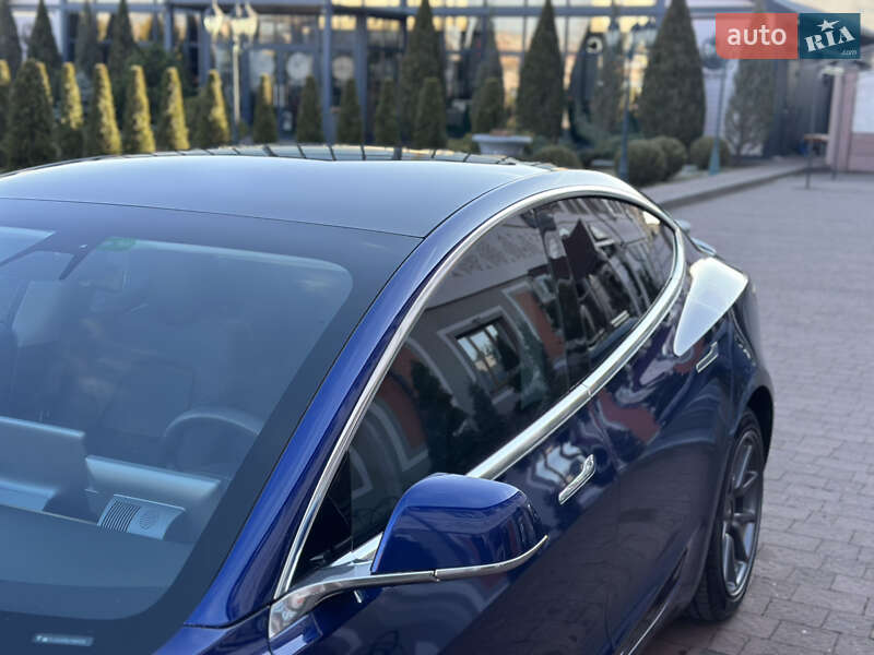 Седан Tesla Model 3 2020 в Стрию
