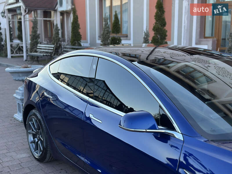 Седан Tesla Model 3 2020 в Стрию