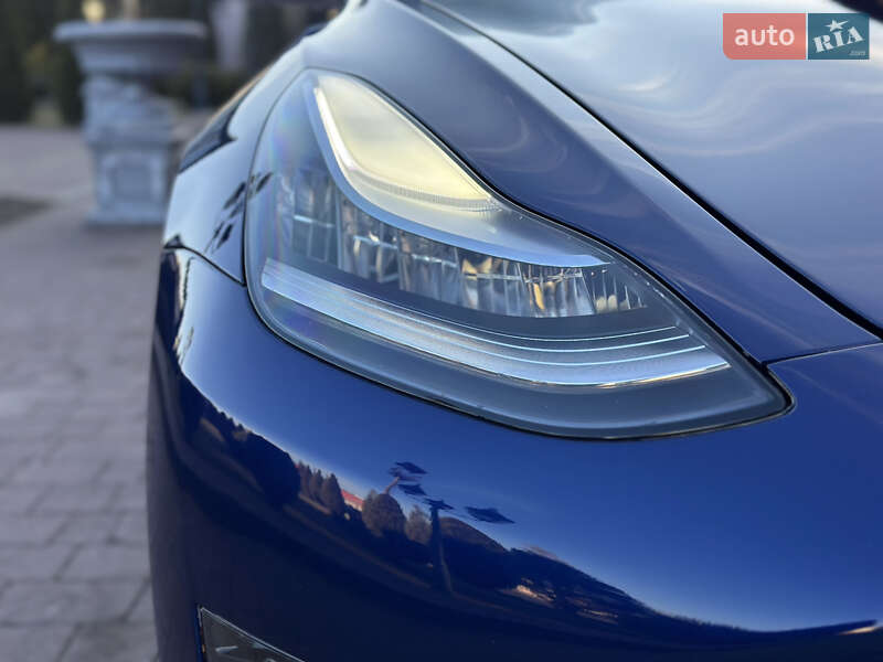 Седан Tesla Model 3 2020 в Стрию